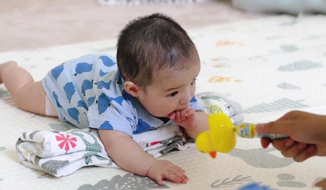 记录宝宝每周详细发育特点,新手爸妈都来看看!