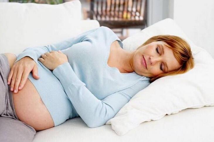 孕晚期应该怎么睡?2种睡姿可致胎儿发育迟缓,孕妇要远离!