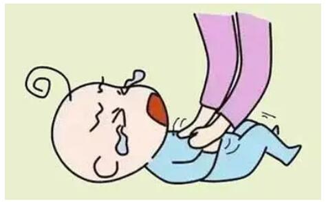 胀气让宝宝哭闹不止,爸妈们试试这几组排气操!