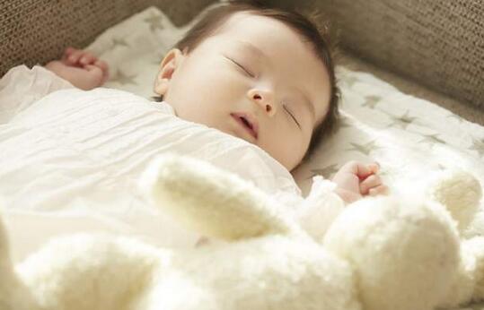 如何培养宝宝自己入睡?家长们只需做到这四点,效果显著!