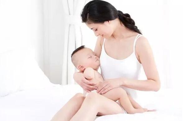 宝宝抱姿也是有讲究的,不同月龄抱法不同,新手爸妈掌握了吗?