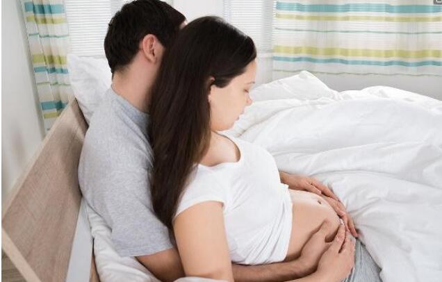 担心孕晚期羊水早破,4个方法可以提前预防!