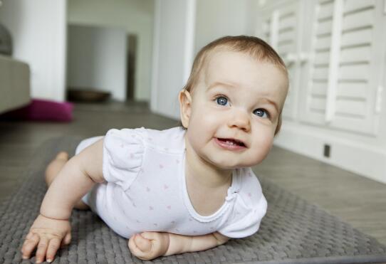 夏季是宝宝爬行黄金期,家长千万别错过!