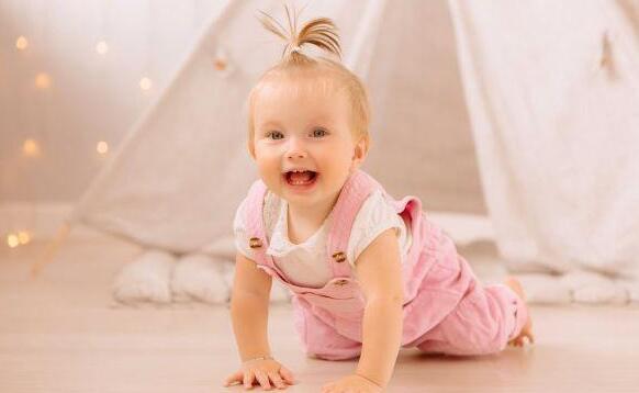 如何教婴儿爬行?父母多做这些训练