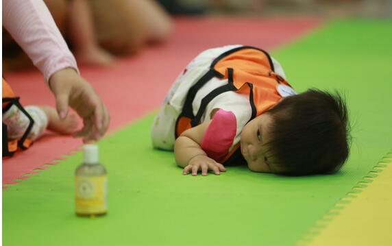 训练宝宝肢体协调动作,它的好处可多着呢