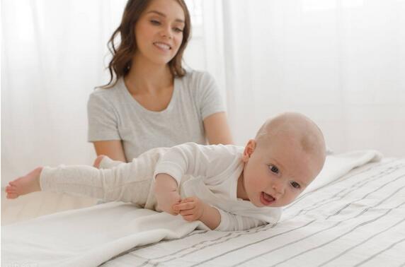 训练宝宝肢体协调动作,它的好处可多着呢