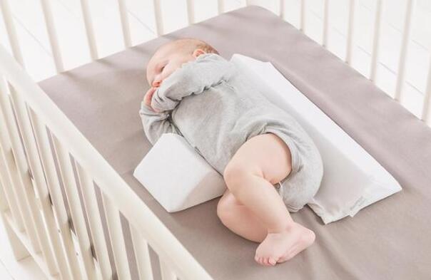 新生儿的三个正确睡姿,父母记住如何调整